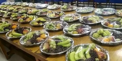 தனிமைப்படுத்தப்பட்டவர்களுக்கு பழங்கள் : வீட்டிற்கே சென்று வழங்கிய மாவட்ட நிர்வாகம்