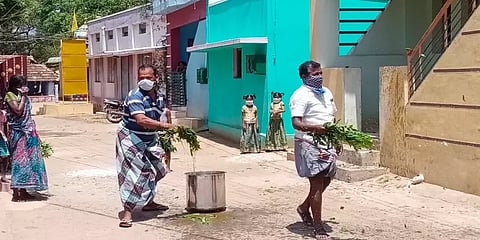 அத்தியாவசிய தேவைக்காக வெளியே சென்று வந்தால் மஞ்சள் நீர் குளியல் - உஷாரான கிராமம்