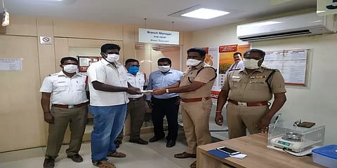 கட்டுக் கட்டாக சாலையில் கிடந்த 4 லட்சம் : உரியவரிடம் ஒப்படைக்க உதவிய ஓட்டுநர்..!