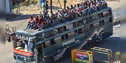 ஊர் திரும்பியவர்கள் பற்றி சுகாதார அதிகாரிகளுக்கு தகவல் தந்தவர் அடித்துக் கொலை