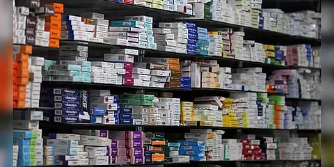 மூடப்படுமோ என்ற அச்சம் - மருந்துக் கடைகளில் குவியும் மக்கள்