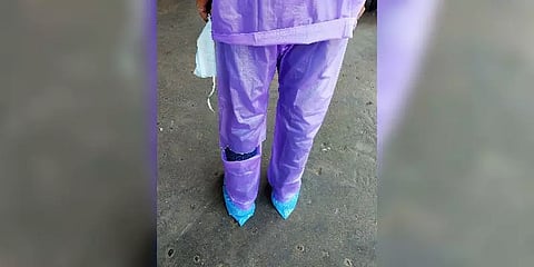 ‘ரெயின்கோட், ஹெல்மெட் தான் தற்காப்பு உபகரணம்’ - கொரோனா மருத்துவர்களின் அவலநிலை