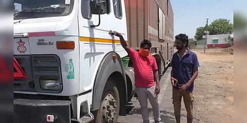 நாமக்கல்லில் உணவுக் கிடைக்காமல் தவிக்கும் வடமாநில லாரி டிரைவர்கள்