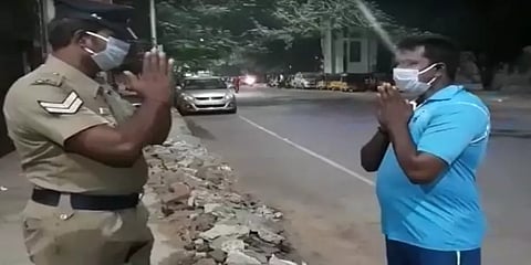ஊரடங்கு உத்தரவு மீறல் : சரமாரியாக தாக்கிவிட்டு மன்னிப்பு கேட்ட காவலர்