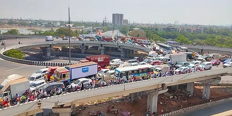 "ஊரடங்கில் போக்குவரத்து நெரிசல்"- சென்னையில் அவலம் !