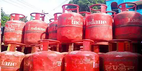 சமையல் எரிவாயு சிலிண்டர் விலை ரூ.65 குறைப்பு