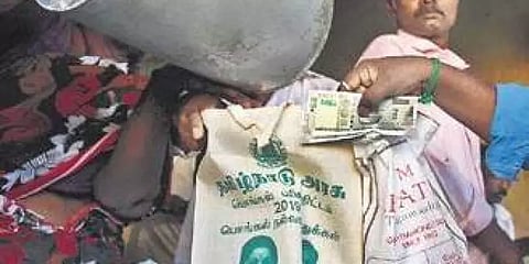 ரூ.1000 மற்றும் இலவச ரேஷன் பொருட்கள் இன்று முதல் விநியோகம்