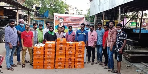 ஆயிரம் குடும்பங்களுக்கு இலவச பால் பாக்கெட் - களத்தில் விஜய் ரசிகர்கள்