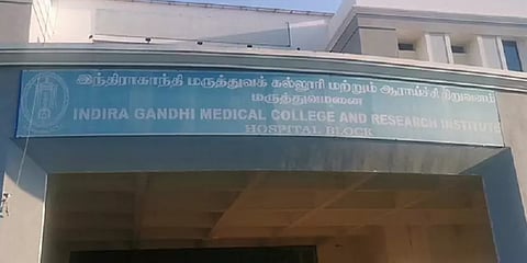 கொரோனா சிறப்பு மருத்துவமனைக்கு பணிக்கு வராத 54 ஒப்பந்த ஊழியர்கள் பணி நீக்கம்