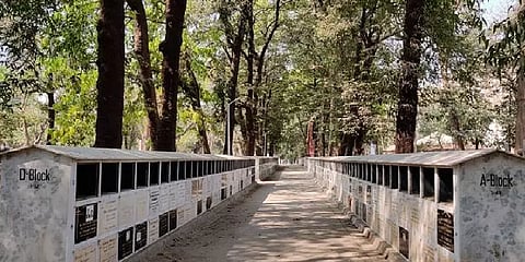 கொரோனாவால் இறந்த தந்தை.. அடக்கம் செய்ய இடம் கிடைக்காமல் 5 மணி நேரம் அலைந்த மகன்