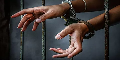 கொரோனா பாதித்தவர்களின் விவரங்களை வெளியிட்டவர்கள் கைது !