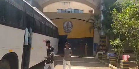 ஊரடங்கால் வீட்டில் இறக்கிவிட்ட போலீஸ் : ஜாமீனில் வெளியான கைதிகள் நெகிழ்ச்சி