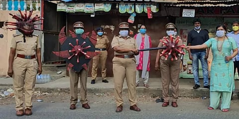 கொரோனா ஹெல்மெட்டுடன் வந்த பெண் போலீஸார் : வீடுதோறும் விழிப்புணர்வு