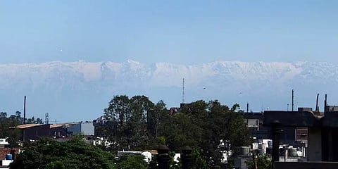 ஊரடங்கால் குறைந்த மாசு: பஞ்சாபில் இருந்து பார்த்தால் தெளிவாக தெரியும் 'இமயமலைத் தொடர்'