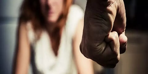 ஊரடங்கு எதிரொலி : வீடுகளில் பெண்களுக்கு எதிரான குற்றங்கள் அதிகரிப்பு