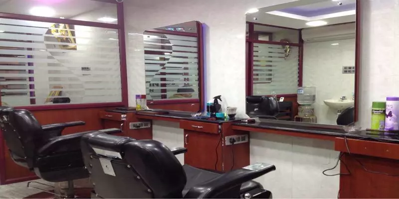 "சலூன் கடைகள் திறக்க அனுமதியில்லை"-காவல்துறை தகவல் !