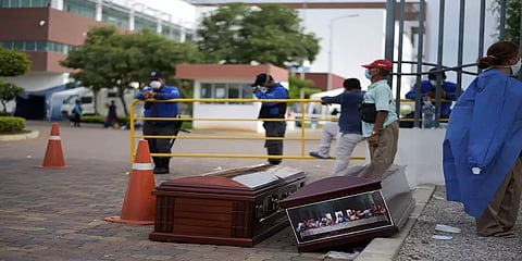 கொரோனா கொடுமை: அடக்கம் செய்யப்படாமல் வீதிகளில் கைவிடப்படும் உடல்கள்