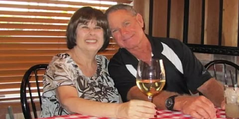 கொரோனா சோகம் : 51 ஆண்டுகள் ஒன்றாக வாழ்ந்து 6 நிமிட இடைவெளியில் உயிரிழந்த தம்பதி