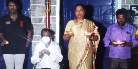 குடும்பத்துடன் விளக்கேற்றி, டார்ச் அடித்த விஜயகாந்த்...!