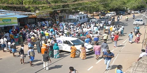 மதுரையில் போலீசார் தாக்கியதில் முதியவர் உயிரிழப்பு? : பொதுமக்கள் போராட்டம்