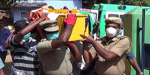 உயிரிழந்த தலைமைக் காவலரின் உடலை தோளில் சுமந்த இன்ஸ்பெக்டர்..!