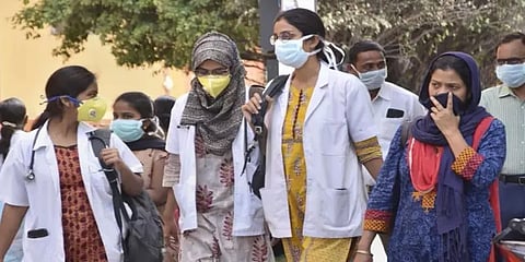 கொரோனா பாதித்தவர்கள் மற்றவர்களை நோக்கி துப்பினால் கொலைமுயற்சி வழக்கு