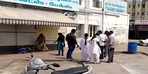 கேட்பாரற்று கிடந்த முதியவர்கள் - கொரோனா அச்சத்தால் உதவிக்கு முன் வராத பொதுமக்கள்...!