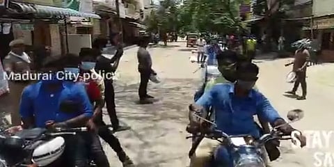 கொரோனா விழிப்புணர்வுக்காக வீதி நாடகம் நடத்தும் காவல்துறையினர்