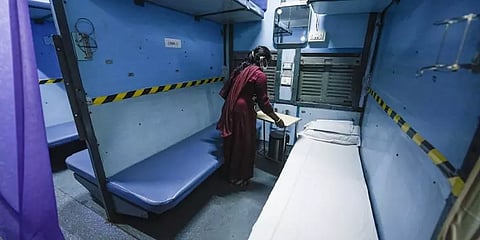 கொரோனா தனிமைப்படுத்தும் வார்டுகளாக ரயில்பெட்டிகளா? - உயர்நீதிமன்றத்தில் வழக்கு!