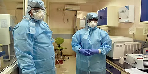 இந்தியாவில் கொரோனா பாதிப்பில் மகாராஷ்டிரா முதலிடம்.. யாருக்கு அதிக பாதிப்பு தெரியுமா?