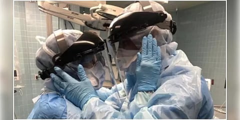 மருத்துவ தம்பதிகளின் ‘பாசப் பரிமாற்றம்’ : கொரோனா யுத்தத்தில் நெகிழ்ச்சி !