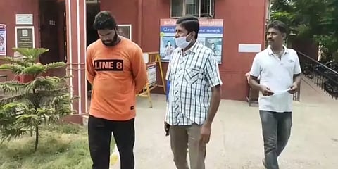 பால் பாக்கெட்டுகளை திருடிவிட்டு தப்பிய நபர் : ஆட்டோவை விரட்டிப்பிடித்த போலீஸ்