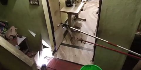 அழையா விருந்தாளியாக வந்து ஃபிரிட்ஜிக்குள் புகுந்த 6அடி நீள பாம்பு