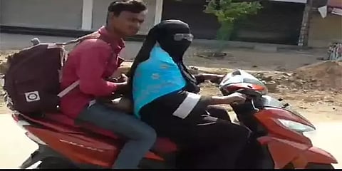 1,400 கி.மீ., தூரம் ஸ்கூட்டியில் பயணித்து மகனை பத்திரமாக அழைத்து வந்த வீரத் தாய்...!