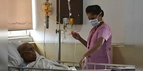 மும்பையில் 2 செவிலியர்களுக்கு கொரோனா சோதனை: மருத்துவமனையில் நோயாளிகளுக்கு அனுமதி மறுப்பு