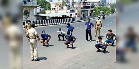 கடுமையாக நடந்து கொள்ளும் காவலர்கள் மீது புகாரளிக்க வசதி கோரி மனு