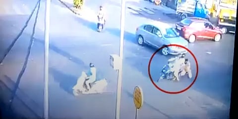 வேகமாக வந்த பைக்கை பிடித்த காவலர் : தரதரவென இழுத்துச்சென்று விழுந்த இளைஞர்கள்..!