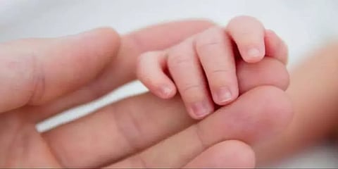 பிறந்த சிசுவை 1.5 கி.மீ பைக்கில் கொண்டு சென்று காப்பாற்றிய மருத்துவர்