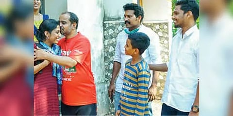 திருமணம் நின்ற சோகத்திற்கு நடுவே வெளியூரில் சிக்கித் தவித்த மாணவியை மீட்ட மணமகன்