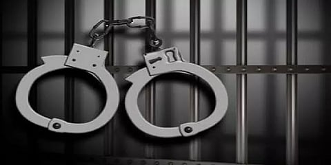 நண்பரைக் காண தனிமைப்படுத்தப்பட்ட பகுதிக்குச் சென்ற நபர் : கைது செய்த போலீசார்!