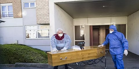 கொரோனா கொடுமை: பிரான்ஸில் அழுகி துர்நாற்றம் வீசும் சடலங்கள்!