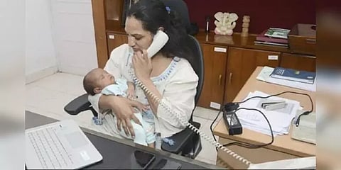 ஒரு மாத கைக்குழந்தையுடன் அலுவலகத்தில் வேலை செய்யும் பெண் ஐஏஎஸ் அதிகாரி - குவியும் பாராட்டு