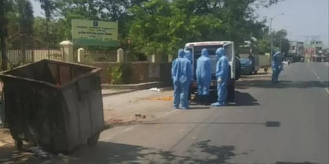 கொரோனாவால் இறந்த மருத்துவரை தகனம் செய்ய எதிர்ப்பு : திருப்பி அனுப்பப்பட்ட உடல்