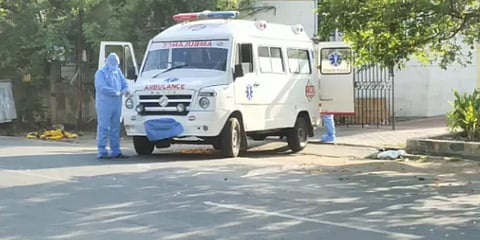 விடிய விடிய மக்கள் எதிர்ப்பு: மருத்துவரின் உடலை தகனம் செய்ய அதிகாரிகள் திணறல்