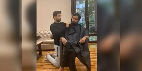 மத்திய அமைச்சருக்கு சேவிங் செய்த மகன் - ஊரடங்கு பரிதாபங்கள்..!