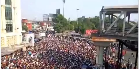 “வீட்டிற்கு அனுப்புங்கள்” : மும்பையில் நூற்றுக்கணக்கான தொழிலாளர்கள் போராட்டம்