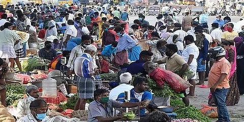 இறைச்சிக் கடைகளில் குவியும் கூட்டம் ! கேள்வி குறியாகும் சமூக இடைவெளி
