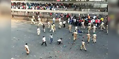 ‘உணவு கொடுங்கள், இல்லையெனில் ஊருக்கு அனுப்புங்கள்’: போராடிய தொழிலாளர்கள்.. போலீஸ் தடியடி