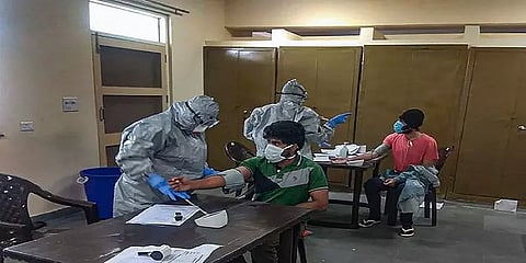 வேன் மூலம் சென்னையில் இருந்து தூத்துக்குடி: 14 பேரை மடக்கிப்பிடித்த போலீசார்!