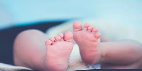 சென்னையில் சாலையோரம் கிடந்த 2 மாத ஆண் குழந்தை - காப்பகத்தில் ஒப்படைத்த போலீசார்